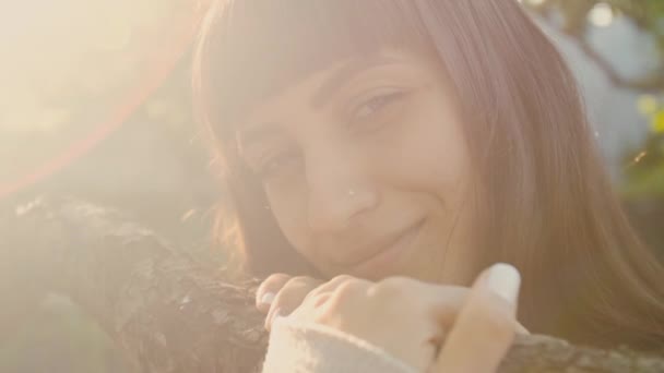 Jovem mulher no por do sol — Vídeo de Stock