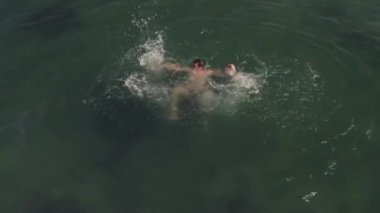 Denizde boğulan adam