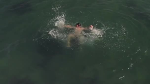 Drunknar Man i sjön — Stockvideo