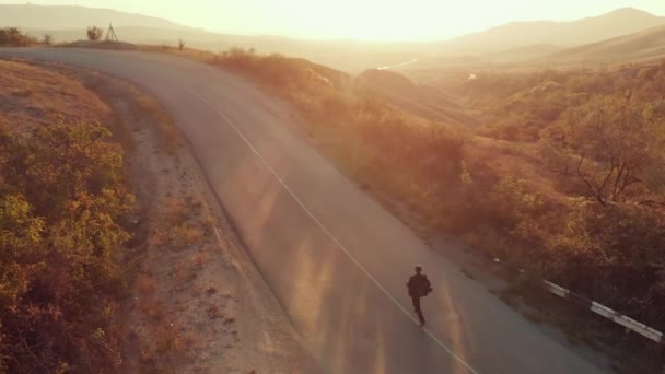 El hombre de traje corre por el camino — Vídeo de stock