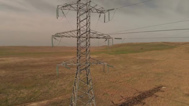 Puesto de alto voltaje. Cielo de torre de alto voltaje . — Vídeo de stock