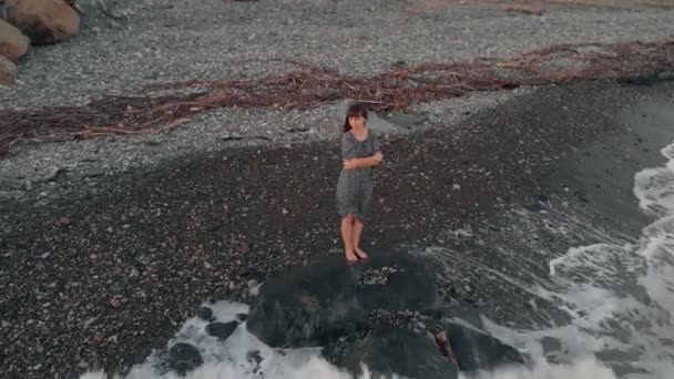 Alone woman stands on the seashore — Stock Video