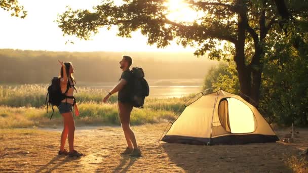 Pasangan hiking memberikan lima — Stok Video