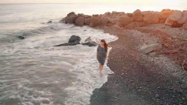 Kvinnan promenader på stranden — Stockvideo