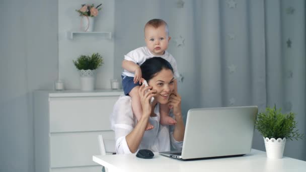 Werkende moeder met baby — Stockvideo