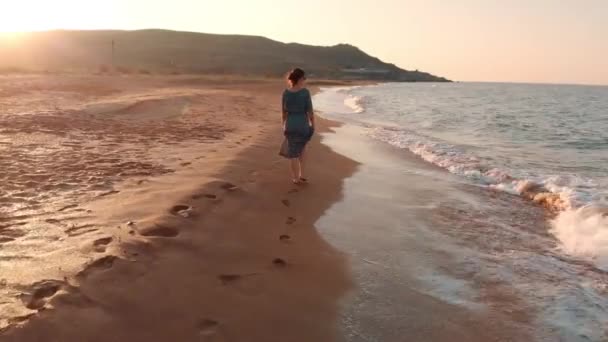 Kumsalda yürüyen kadın — Stok video