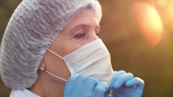 Dokter vertrekt een chirurgisch masker en zuchten — Stockvideo