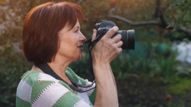 Olgun kadın fotoğraf makinesi ile çekim