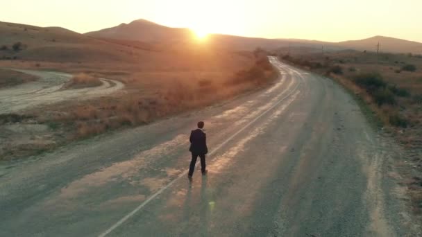 Muž v obleku odcházet od silnice — Stock video