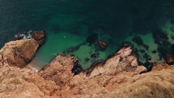 Vacker utsikt över klippan och havet — Stockvideo