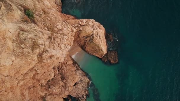 Vista aérea del acantilado y el océano — Vídeos de Stock