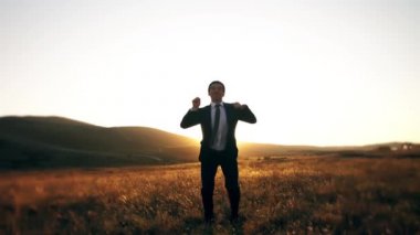 Neşeli işadamı atlama