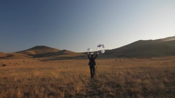 Homme jetant des papiers sur la nature — Video