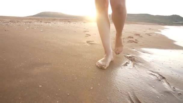 Pés andando em uma praia — Vídeo de Stock