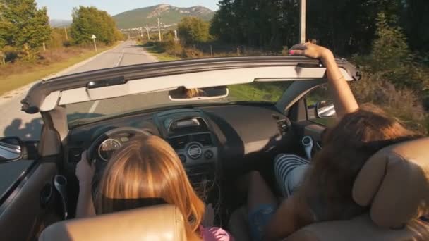 Ελκυστικές Νεαρές Γυναίκες Ένα Μετατρέψιμο Αυτοκίνητο — Αρχείο Βίντεο