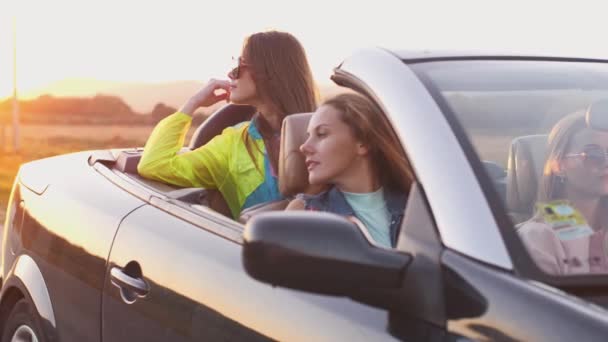 Kvinna i en cabriolet bil可转换的车里的女人 — Stockvideo