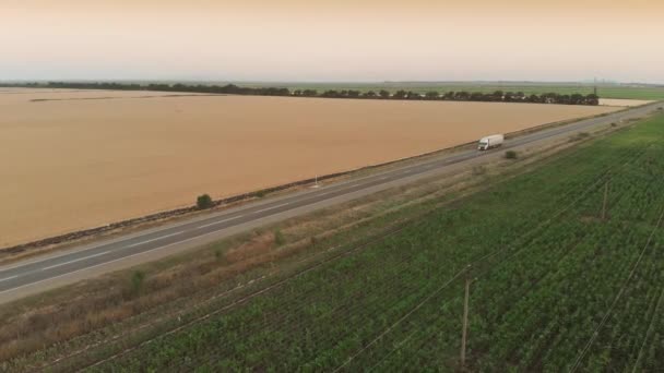 Vue aérienne du camion sur l'autoroute 