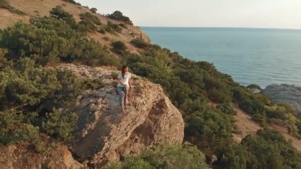 Vista Aérea Uma Mulher Sentada Observando Oceano Montanhas — Vídeo de Stock