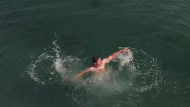 Mann ertrinkt im Ozean — Stockvideo