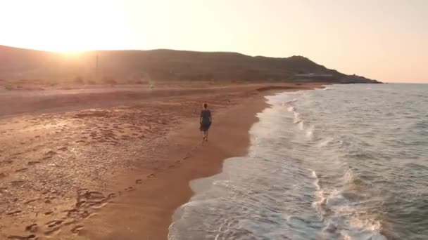 Flicka promenader på stranden — Stockvideo