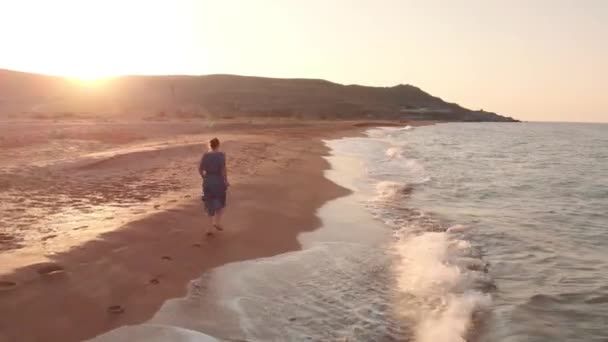 Kvinna runing på stranden — Stockvideo