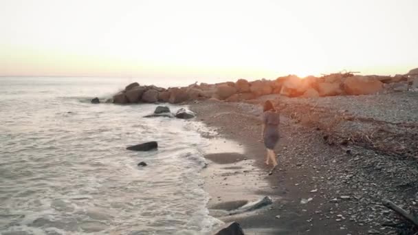 Kvinna promenad på stranden — Stockvideo