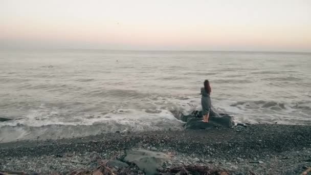 Mujer solitaria mira con esperanza al océano — Vídeos de Stock