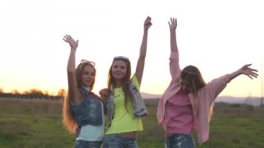 Doğa üzerinde neşeli kız