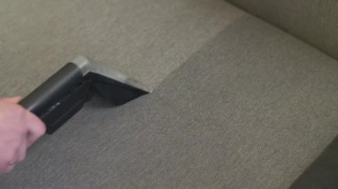 Kanepenin ıslak temizliği.