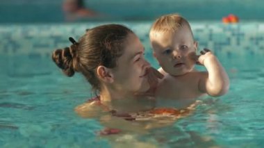 Anne ve bebek havuzda.