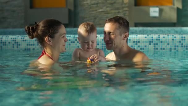 Ευτυχισμένη οικογένεια στην πισίνα — Αρχείο Βίντεο