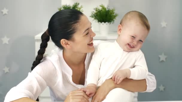 Mãe com seu bebê — Vídeo de Stock