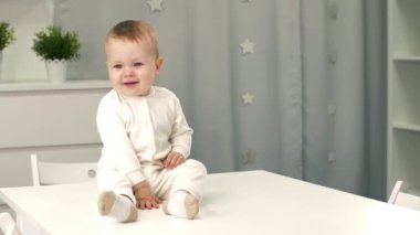 Bir masada oturan bebek