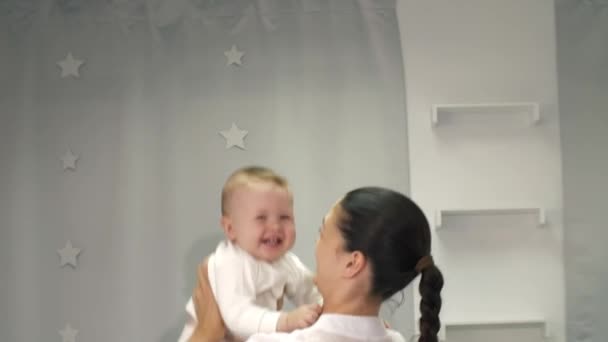 Jovem Mãe Feliz Com Seu Bebê — Vídeo de Stock