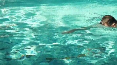 Havuzda yüzen adam.