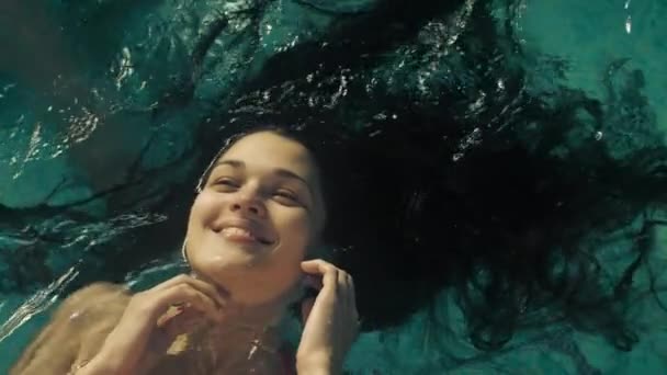 Portrait d'une femme aux cheveux longs dans l'eau — Video