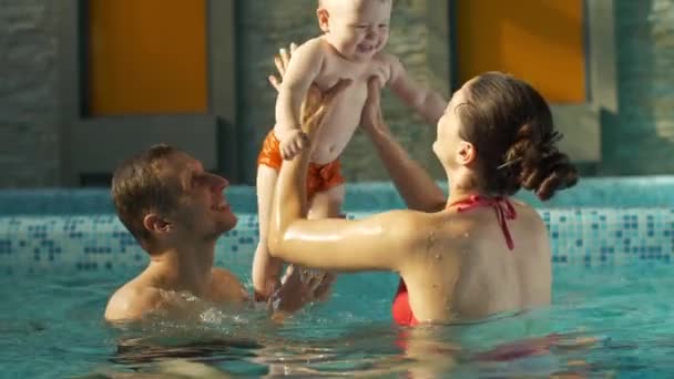 Junge Familie Mit Baby Pool — Stockvideo