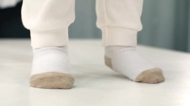 Babys ayaklarda çorap