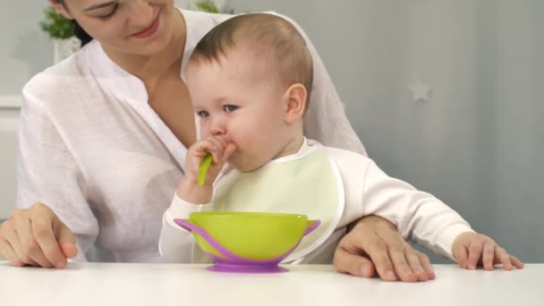 母亲和婴儿与碗和勺子 — 图库视频影像