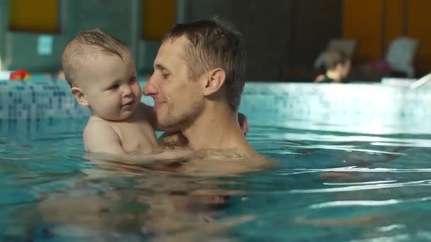 Far med baby i poolen — Stockvideo