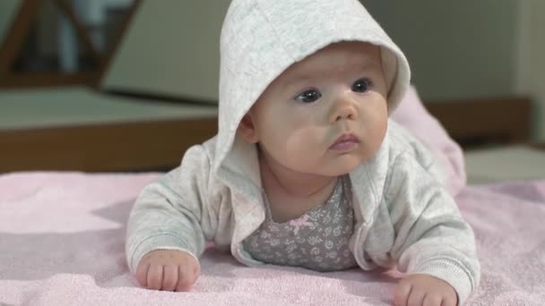 Bebé acostado en una cama — Vídeos de Stock