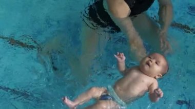 Koç öğrenme bebek yüzmeyi