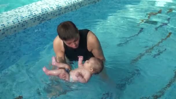 Coach teach baby to dive — Stock Video