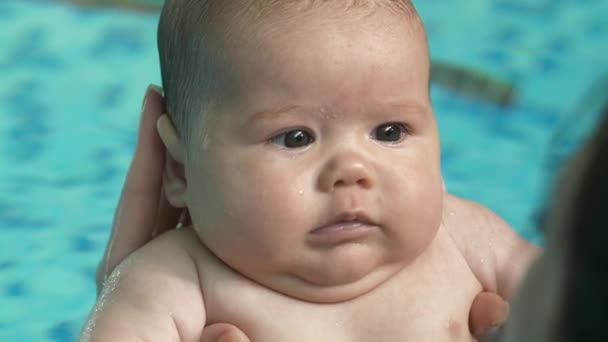 Baby med mor i poolen — Stockvideo