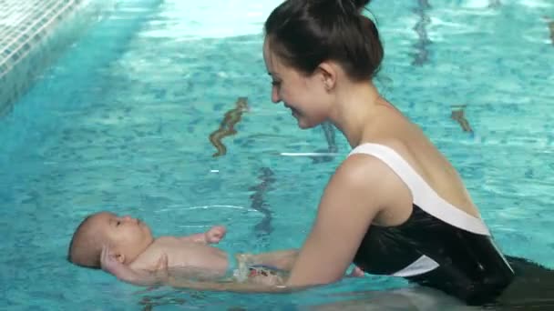 Mother and baby swimming — Stock Video