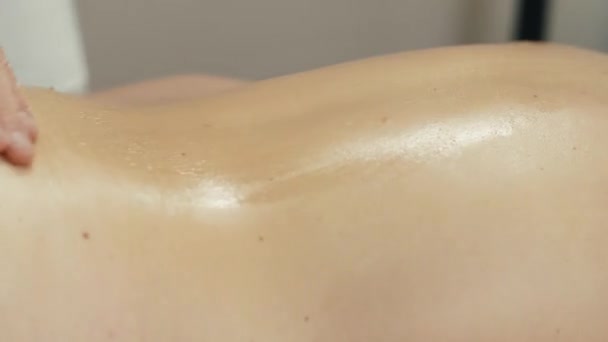 Massage med olja på beauty spa — Stockvideo