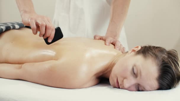 Frau erhält Gouache-Massage — Stockvideo