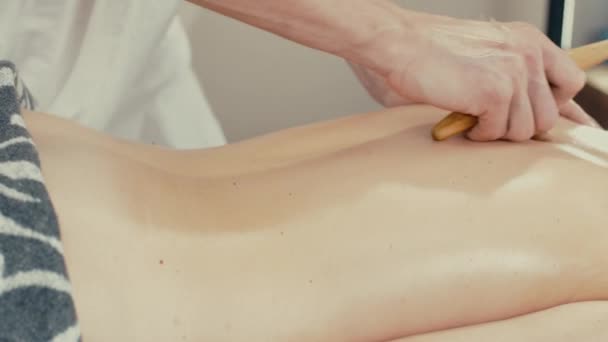 Donna ricevere massaggio riflessologia — Video Stock