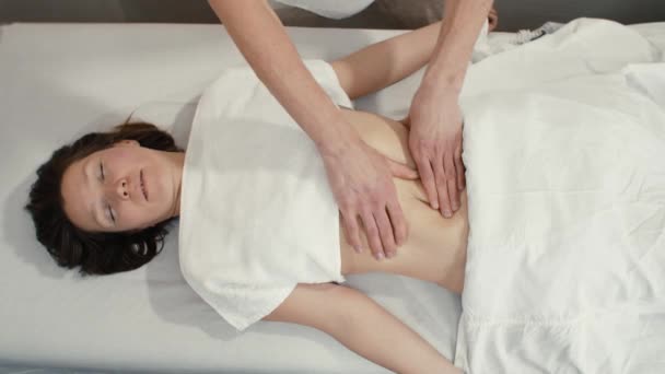 Massage des Bauches — Stockvideo