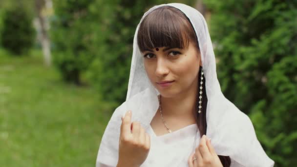 Mujer en saree blanco — Vídeos de Stock